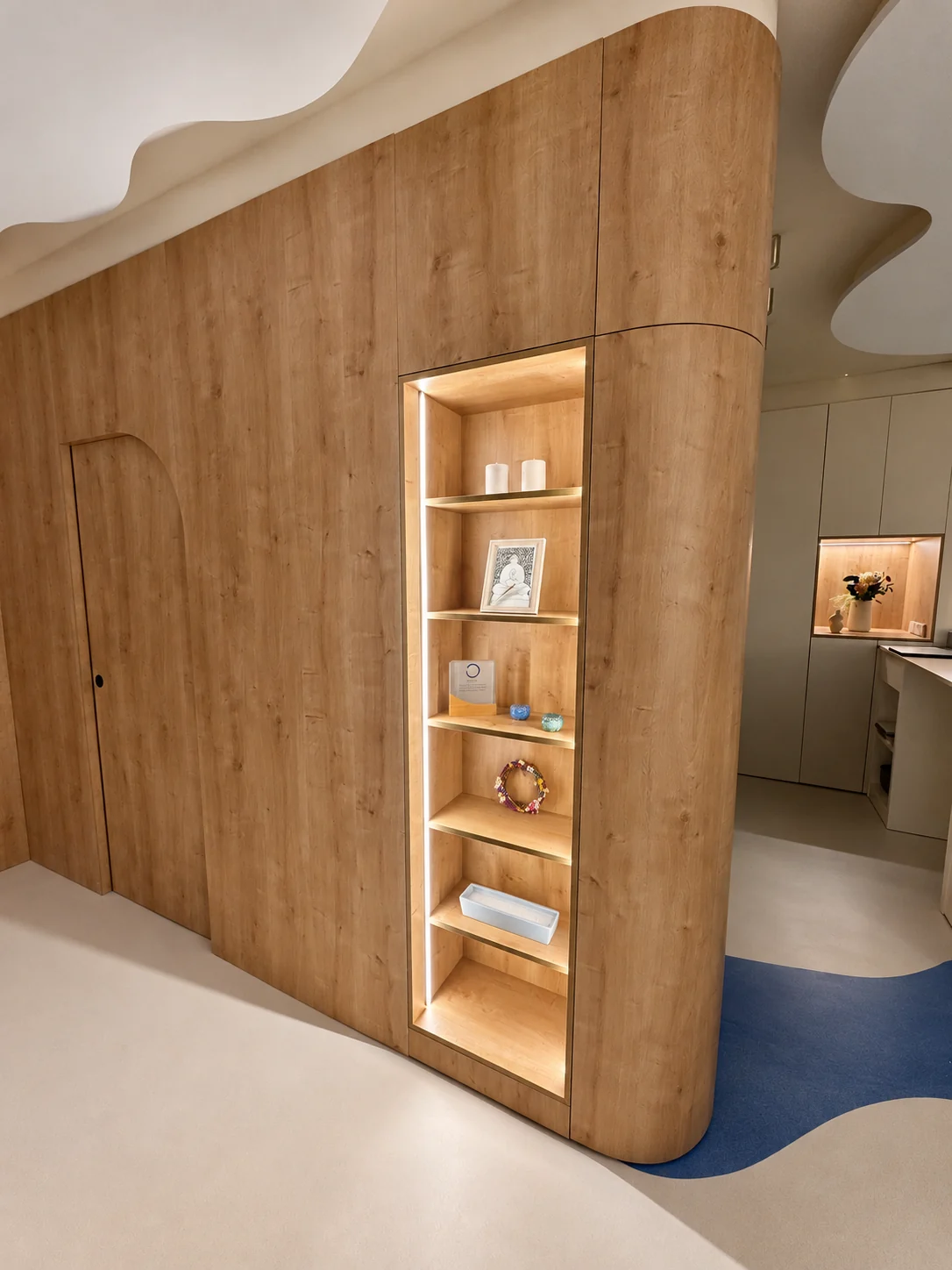 Rincón de madera con pequeños objetos y una estantería iluminada en Origen